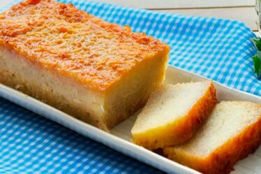 A FORMA QUE É FEITO ESSE BOLO DE MANDIOCA VAI TE DEIXAR DE QUEIXO CAÍDO 😮