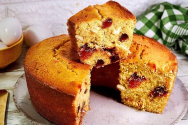 APRENDA A FAZER BOLO DE FUBÁ COM GOIABADA "FAZENDA SINHÁ"