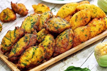 APRENDA FAZER 2 RECEITAS DE BOLINHO DE MILHO VERDE QUE VAI TE SURPREENDER