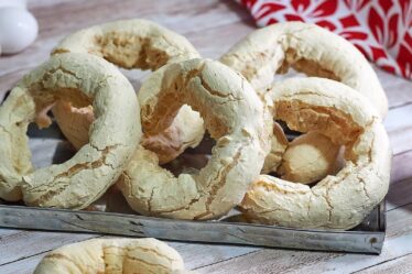 BISCOITÃO DE POLVILHO MINEIRO BEM DIFERENTE E COM POUCOS INGREDIENTES