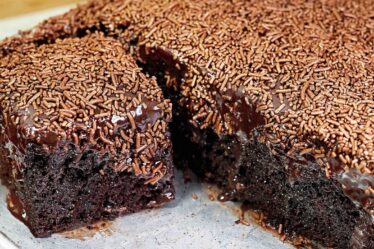 BOLO DE CHOCOLATE FACÍL TAMANHO FAMILIA, A RECEITA DE PADARIA QUE TODO MUNDO SEMPRE QUIZ