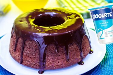 Bolo de IOGURTE NATURAL e CHOCOLATE com uma dica INFALÍVEL