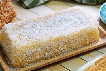 BOLO DE MILHO VERDE SEM TRIGO E JÁ SAI MOLHADINHO DO FORNO