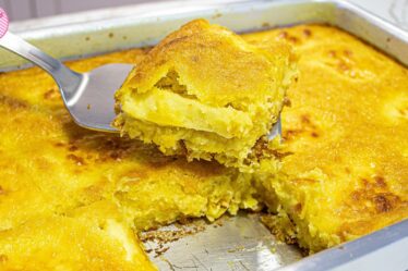 BOLO PAMONHA CREMOSO DE MILHO DE LIQUIDIFICADOR RECHEADO COM QUEIJO MUITO FÁCIL DE FAZER!