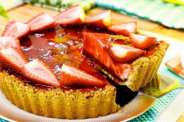 Como Fazer Torta de MORANGO com CHOCOLATE Fácil e Rápido