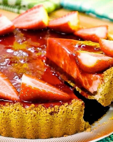 Como Fazer Torta de MORANGO com CHOCOLATE Fácil e Rápido