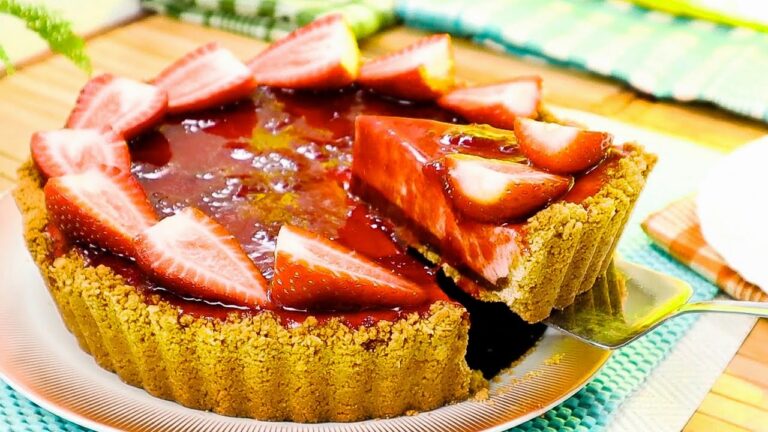Como Fazer Torta de MORANGO com CHOCOLATE Fácil e Rápido