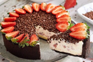 COMO FAZER TORTA DE MORANGO PERFEITA COM UMA DICA INFALÍVEL - MORANGOFEE
