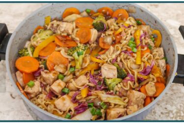 COMO FAZER YAKISOBA EM CASA SUPER FÁCIL | Nandu Andrade