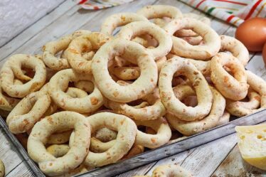 DEPOIS DESTA RECEITA NUNCA MAIS COMPREI BISCOITO DE POLVILHO NO MERCADO