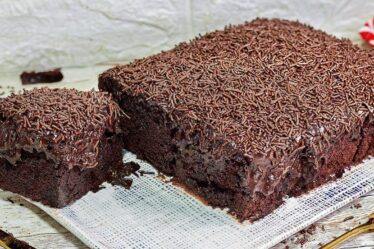 FAÇA A RECEITA DO BOLO DE CHOCOLATE DE MAIS DE "50 MILHÕES", MAIS PROCURADA DO MUNDO