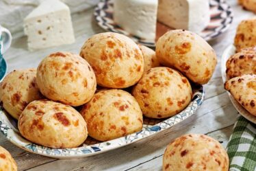 FAÇA A RECEITA ORIGINAL DO VERDADEIRO PÃO DE QUEIJO MINEIRO
