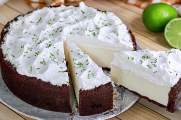 FAÇA A TORTA COM MOUSSE DE LIMÃO MAIS DIFERENTE QUE VOCÊ VIU ATÉ HOJE