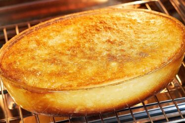FAÇA BOMBOCADO DE TRAVESSA, SEM FARINHA E QUE SAI MOLHADINHO DO FORNO