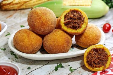 FAÇA O DIFERENCIADO BOLINHO DE MILHO VERDE MINEIRO | MELHOR QUE COXINHA,
