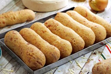 FAÇA O FAMOSO BISCOITÃO TEMPERDO MINEIRO, FEITO COM CEBOLA, POLVILHO E QUEIJO
