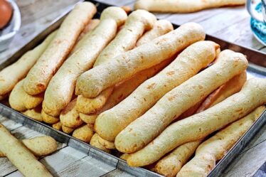 FAÇA O FAMOSO BISCOITO DE POLVILHO “PALITO MINEIRO” FÁCIL, RÁPIDO E SEM ESCALDAR