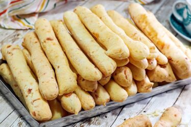 FAÇA O FAMOSO "BISCOITO PALITO MINEIRO", FEITO COM POLVILHO, QUEIJO E 1 SEGREDO