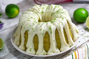 FAÇA UM BOLO VERDE DE LIMÃO RÁPIDO, FÁCIL E COM UMA COBERTURA INFALÍVEL