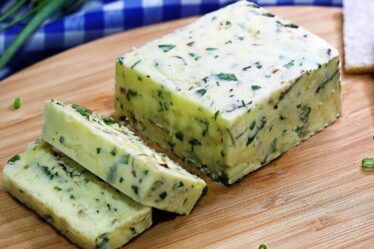 FAÇA UMA MANTEIGA TEMPERADA "DO ZERO" DE UMA FORMA E UM INGREDIENTE BEM DIFERENTE