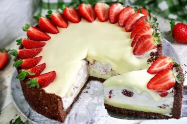 FAÇA UMA TORTA DE NINHO COM MORANGO DE “VITRINE” - RECEITA SIMPLES E FÁCIL