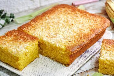 NÃO COMO MAIS BOLO DE MILHO NÃO SER DESTE JEITO | BOLO DE MILHO COM FLOCÃO