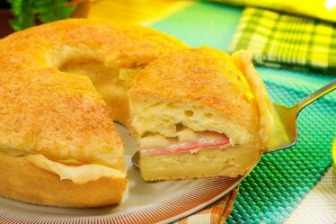 NÃO FAÇA CAFÉ DA MANHÃ ANTES DE VER ESTA RECEITA | BOLO DE PÃO DE QUEIJO - JÁ SAI RECHEADO