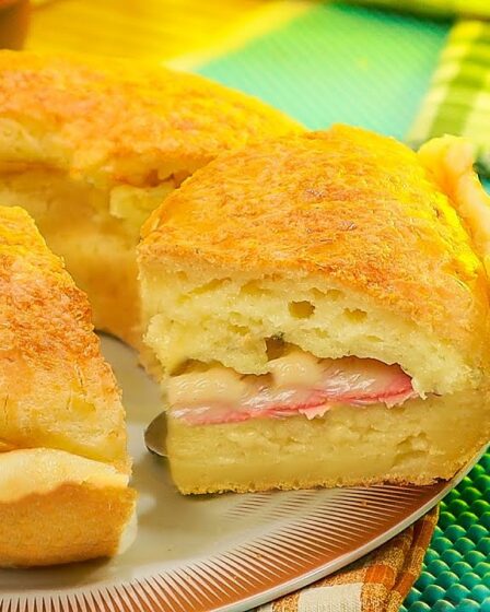 NÃO FAÇA CAFÉ DA MANHÃ ANTES DE VER ESTA RECEITA | BOLO DE PÃO DE QUEIJO - JÁ SAI RECHEADO