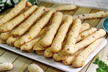 NUNCA MAIS COMPRE BISCOITO DE POLVILHO DEPOIS DESTA RECEITA - BISCOITO DE QUEIJO