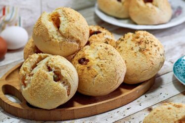 PÃO DE QUEIJO COM 1 INGREDIENTE BEM DIFERENTE - JÁ SAÍ RECHEADO DO FORNO