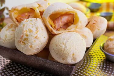 PÃO DE QUEIJO de LIQUIDIFICADOR RÁPIDO e já sai do forno RECHEADO