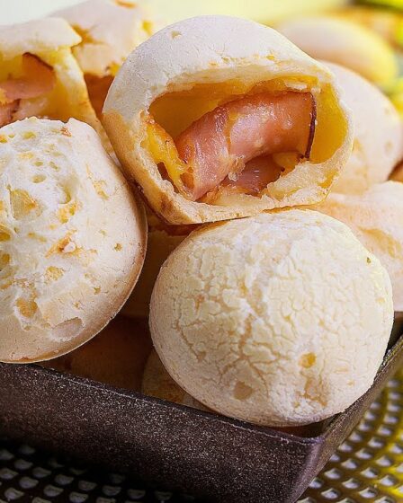 PÃO DE QUEIJO de LIQUIDIFICADOR RÁPIDO e já sai do forno RECHEADO