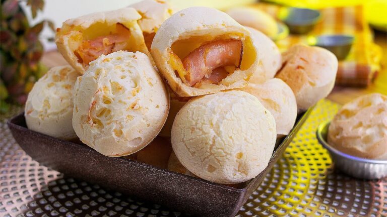 PÃO DE QUEIJO de LIQUIDIFICADOR RÁPIDO e já sai do forno RECHEADO