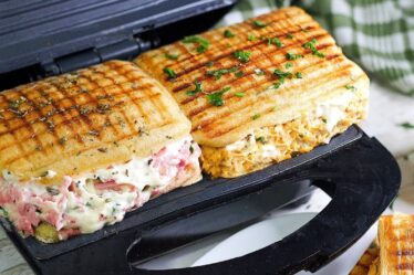 PAREI DE USAR PÃO NA SANDUICHEIRA DEPOIS QUE DESCOBRI ESSA RECEITA DE LANCHE RAPIDO