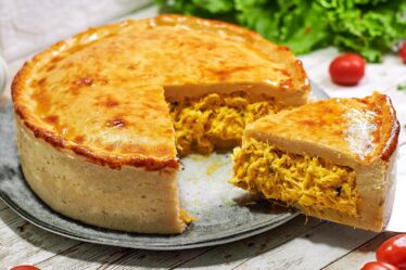 SOMENTE "3 INGREDIENTES", FAÇA UMA TORTA DE FRANGO PERFEITA E ECONÔMICA