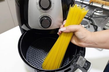 DESSE JEITO VOCÊ NUNCA VIU! MACARRÃO na Air Fryer 😋