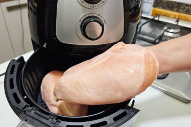 DESSE JEITO VOCÊ NUNCA VIU! FILE DE FRANGO na Air Fryer – pronta em minutos!