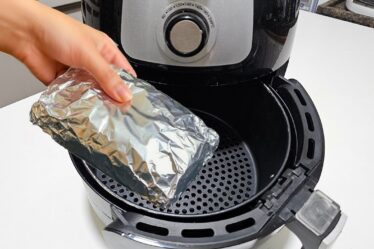 É rápido! Simplesmente embrulhei em papel alumínio e coloquei na Air Fryer!
