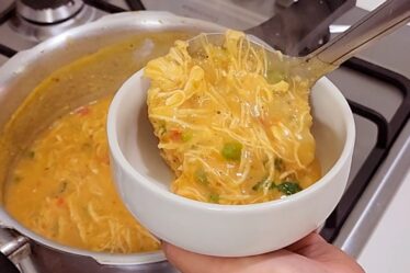 CALDO de frango com legumes para esquentar friozinho 😋 delicioso , rápido e fácil