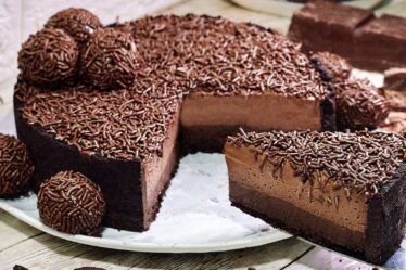 TORTA DE BRIGADEIRO COM MOUSSE DE 2 INGREDIETES, "SEM GELATINA, CLARAS OU AMIDO "