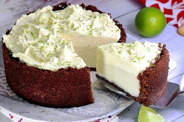 TORTA DE LIMÃO COM UMA COBERTURA QUE VOCÊ NUNCA VIU - Sem Merengue e Sem Chantilly