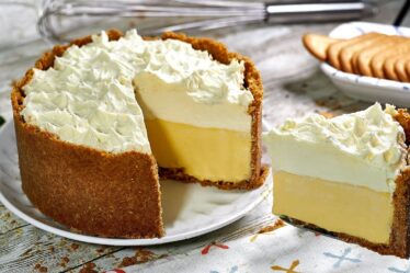 TORTA DE MARACUJÁ SEM GELATINA, SEM AMIDO E COM UMA COBERTURA QUE VOCÊ NUNCA VIU
