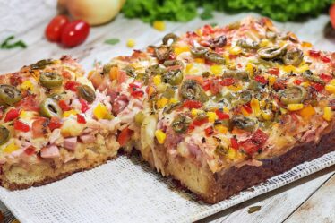 TORTA DE PRESUNTO E MUÇARELA PERFEITA FEITA DE UM JEITO QUE VOCÊ NUNCA VIU