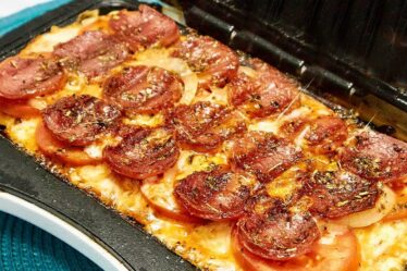 USE A SANDUICHEIRA PARA FAZER UMA PIZZA DELICIOSA EM MENOS DE 10 MINUTOS