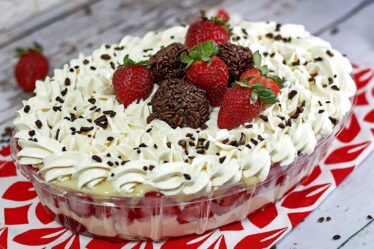 VOCÊ IRÁ QUERER COMER ESTA TORTA TODA HORA | TORTA DE NINHO NA TRAVESSA