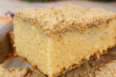 A MASSA DESSA TORTA DESMANCHA NA BOCA! CUCA DE BANANA COM FAROFA! UMA DELÍCIA PARA O LANCHE
