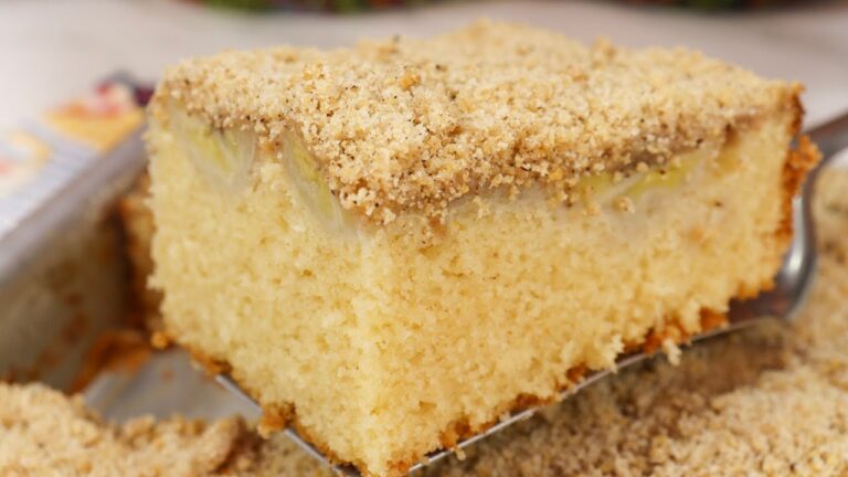 A MASSA DESSA TORTA DESMANCHA NA BOCA! CUCA DE BANANA COM FAROFA! UMA DELÍCIA PARA O LANCHE