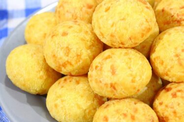 A MELHOR RECEITA DE PÃO DE QUEIJO QUE VOCÊ VAI COMER - CROCANTE POR FORA E MACIO POR DENTRO