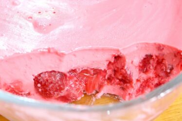 AINDA DA TEMPO! SOBREMESA PERFEITA para você fazer de última hora - GELADO DE MORANGO SUPER CREMOSO