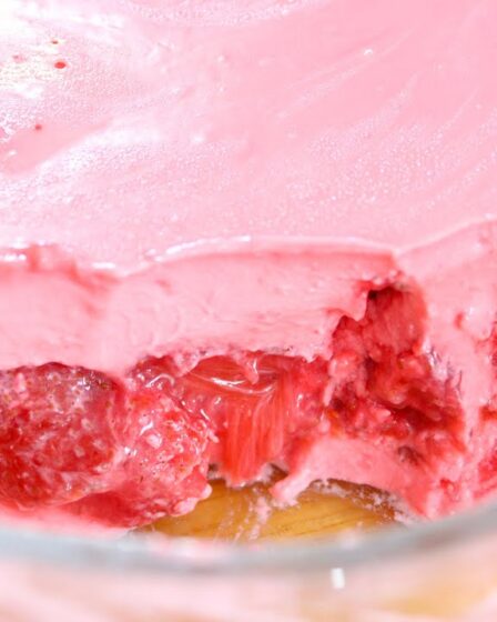AINDA DA TEMPO! SOBREMESA PERFEITA para você fazer de última hora - GELADO DE MORANGO SUPER CREMOSO